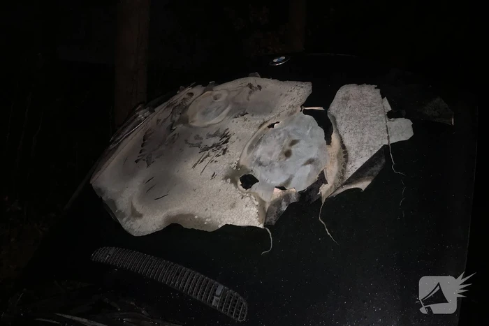 Auto vliegt tijdens het rijden in brand