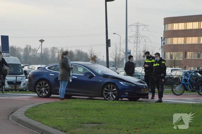 Overstekende fietser aangereden Tesla