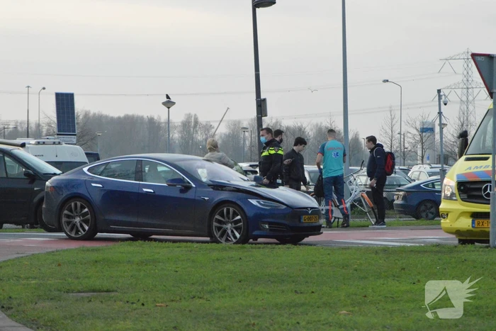 Overstekende fietser aangereden Tesla