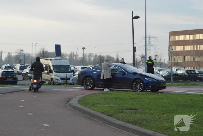 Overstekende fietser aangereden Tesla