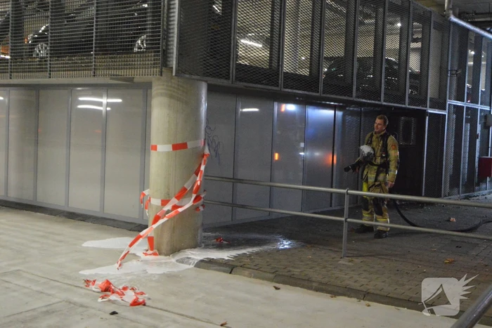 Afzetlinten in Krakelinggarage in brand