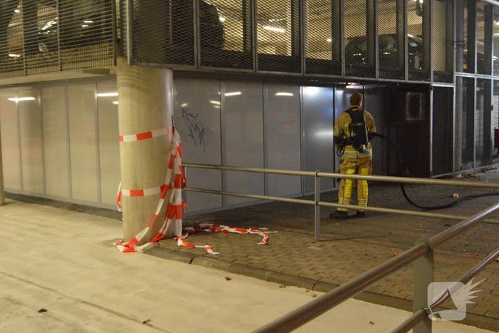Afzetlinten in Krakelinggarage in brand