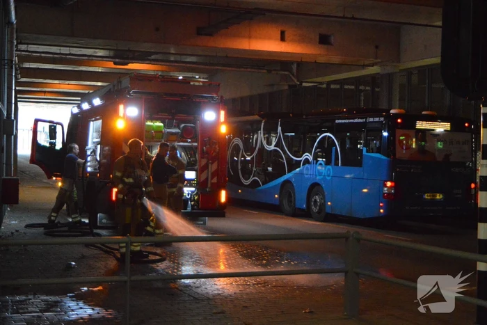 Afzetlinten in Krakelinggarage in brand