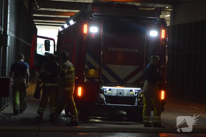 Afzetlinten in Krakelinggarage in brand