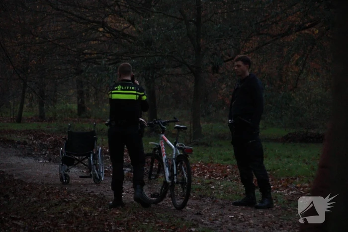Rolstoel vermiste man aangetroffen in bosgebied