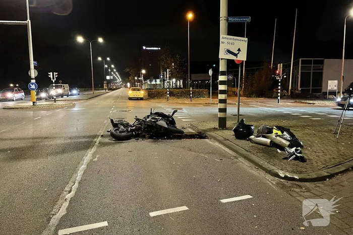 Motorrijder gewond na aanrijding met auto