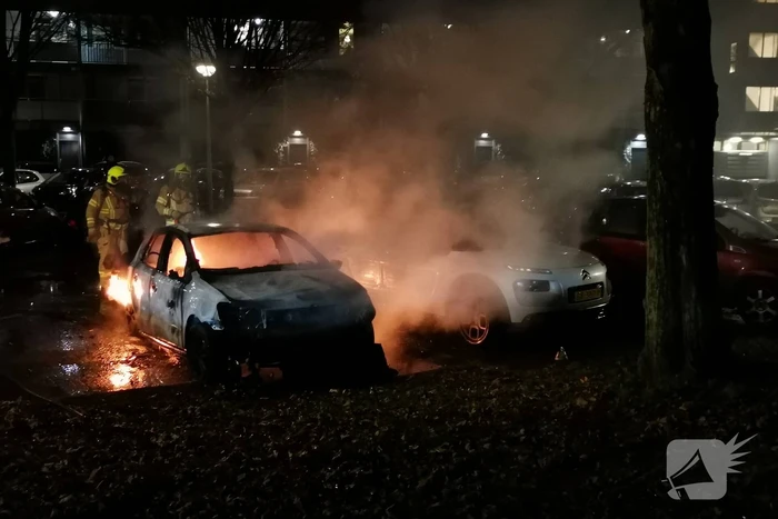 Twee auto's volledig uitgebrand in Veldhuizen