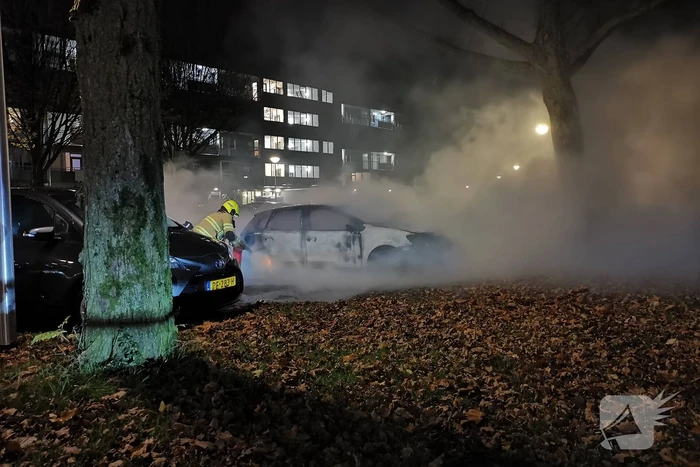 Twee auto's volledig uitgebrand in Veldhuizen
