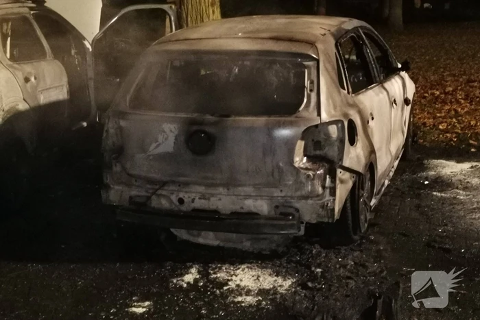 Twee auto's volledig uitgebrand in Veldhuizen