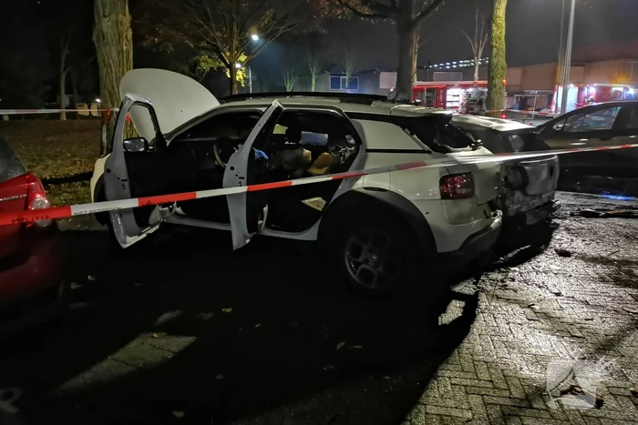 Twee auto's volledig uitgebrand in Veldhuizen