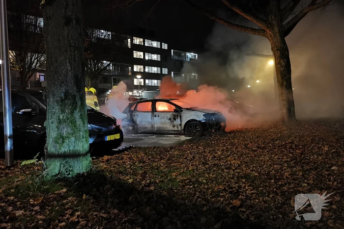 Twee auto's volledig uitgebrand in Veldhuizen