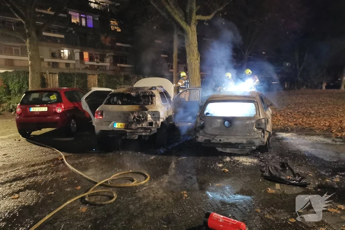Twee auto's volledig uitgebrand in Veldhuizen