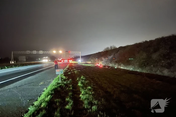 Auto raakt van de weg en belandt in greppel