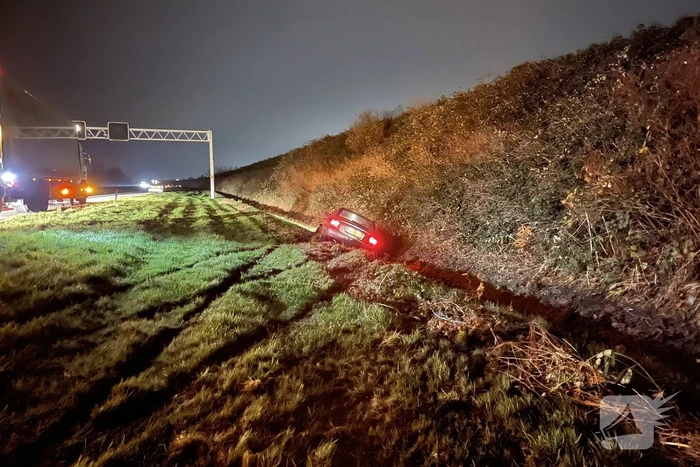 Auto raakt van de weg en belandt in greppel