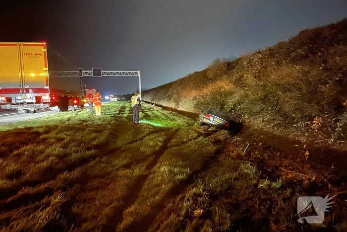 Auto raakt van de weg en belandt in greppel