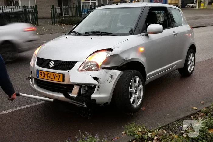 Auto's in botsing bij het afslaan
