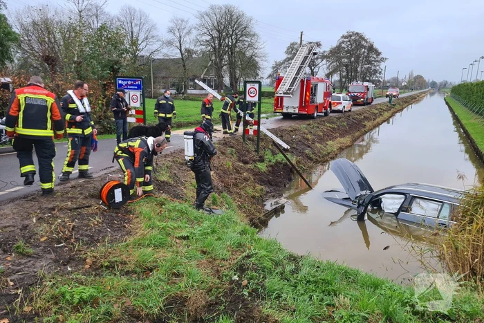 Auto belandt te water