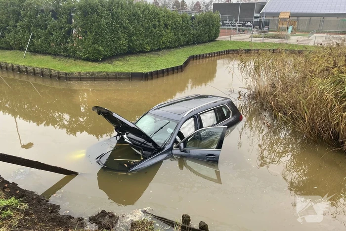 Auto belandt te water