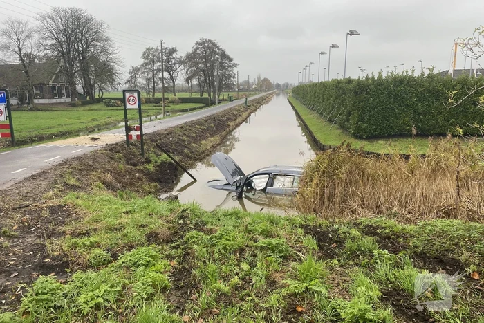 Auto belandt te water