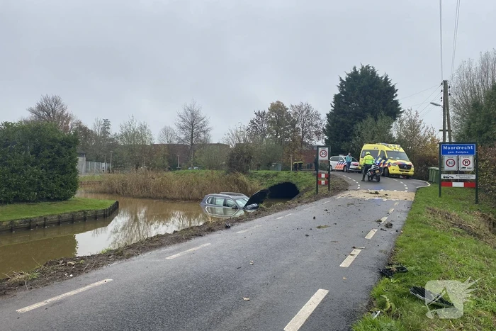 Auto belandt te water