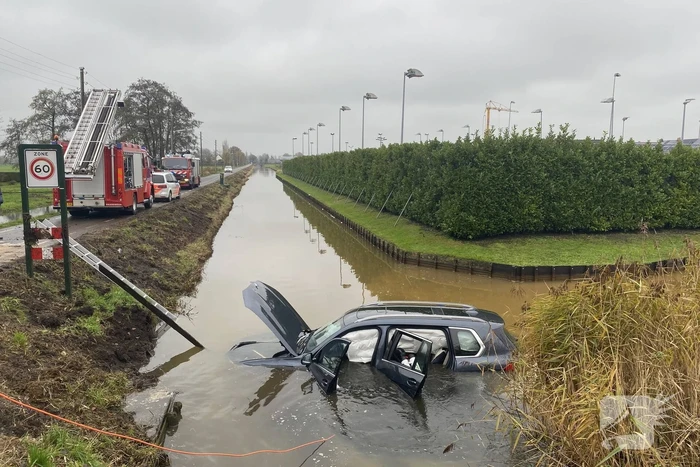 Auto belandt te water