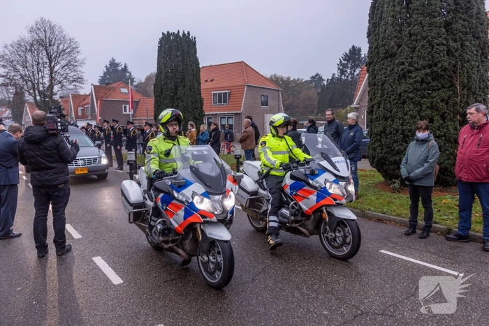 Laatste eer aan overleden brandweerman Pim van der Bruggen