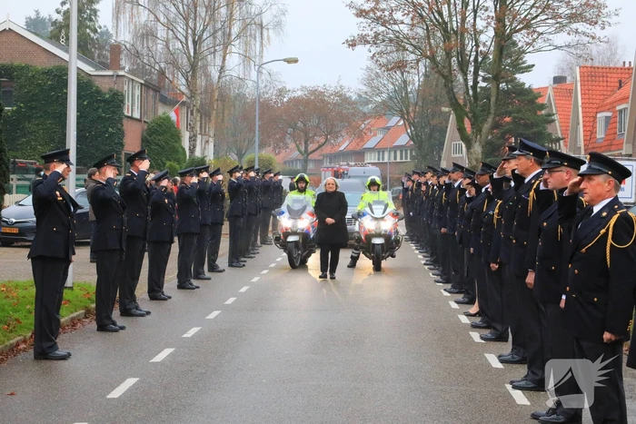 Laatste eer aan overleden brandweerman Pim van der Bruggen