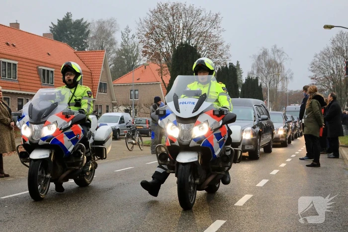 Laatste eer aan overleden brandweerman Pim van der Bruggen