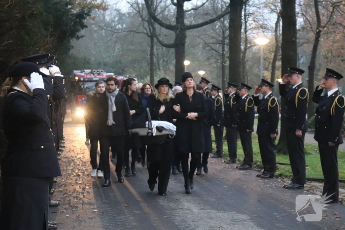 Laatste eer aan overleden brandweerman Pim van der Bruggen