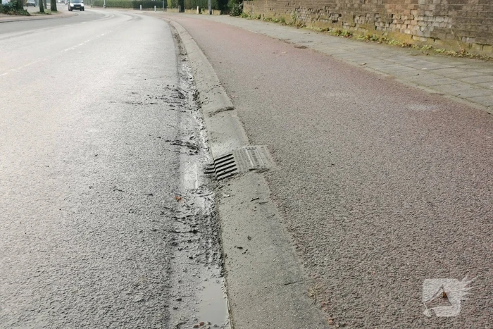 Fietsster onderuit na knal op stoeprand