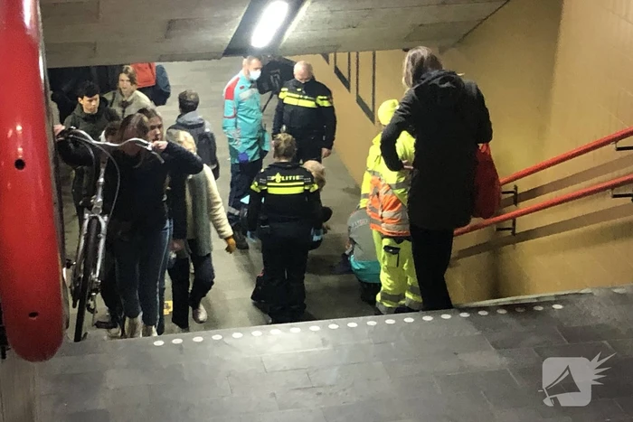 Vrouw valt van trap en raakt gewond