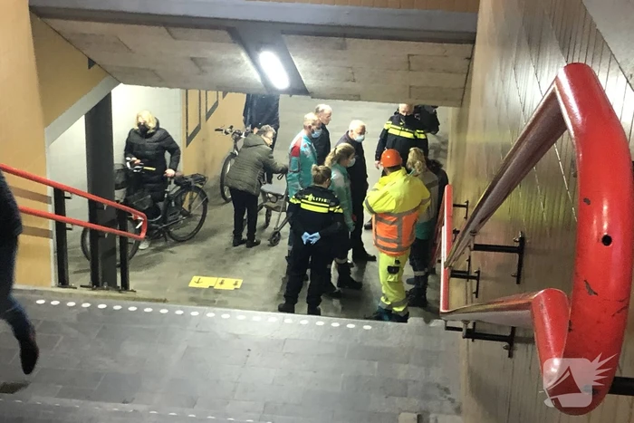 Vrouw valt van trap en raakt gewond
