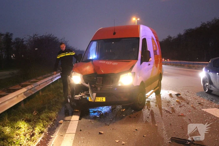 Veel schade na aanrijding tussen bestelbus en personenauto