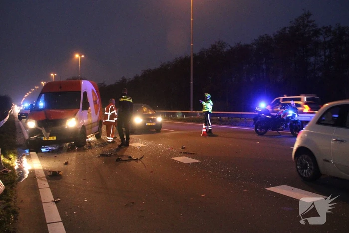 Veel schade na aanrijding tussen bestelbus en personenauto