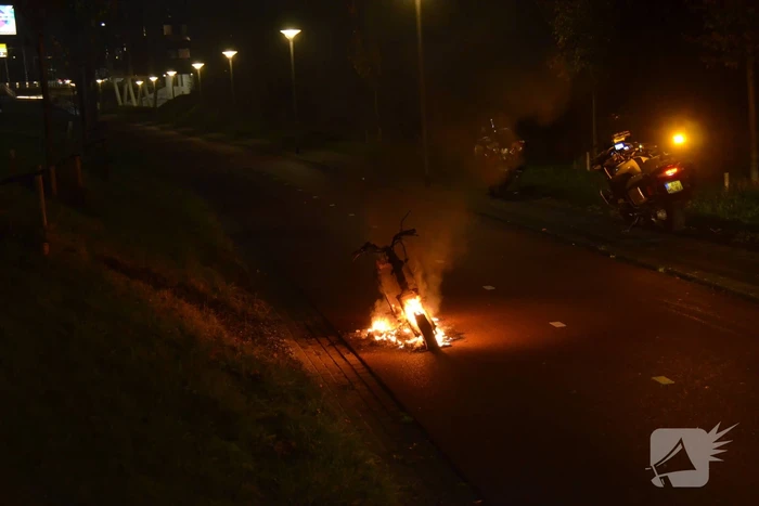 Scooter vat vlam tijdens rit