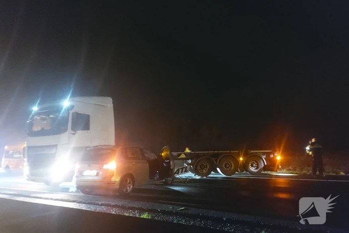 Auto knalt op geschaarde vrachtwagen