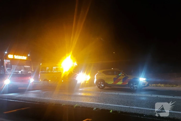 Auto knalt op geschaarde vrachtwagen