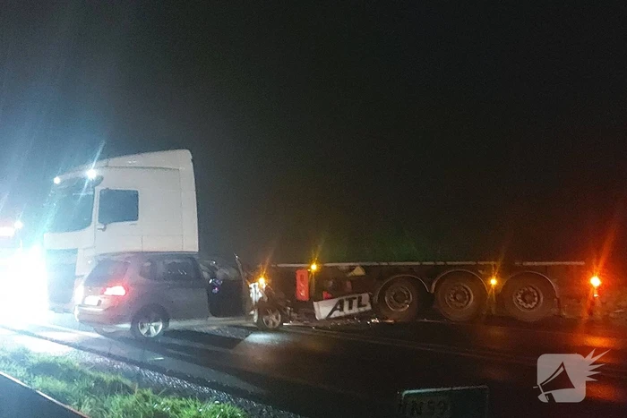 Auto knalt op geschaarde vrachtwagen