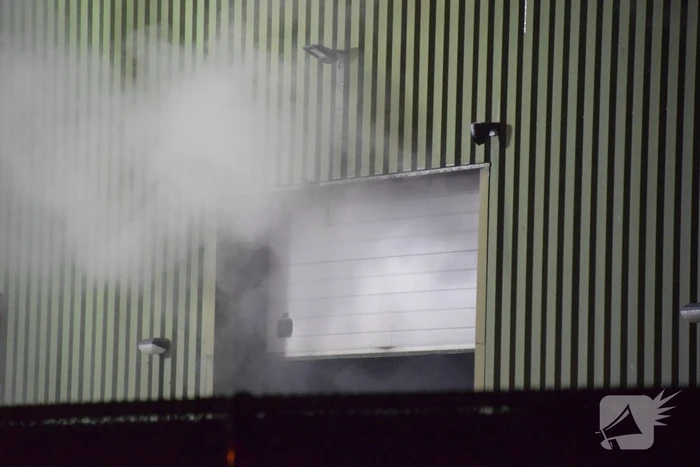 Flinke rookontwikkeling bij brand in bedrijfsloods