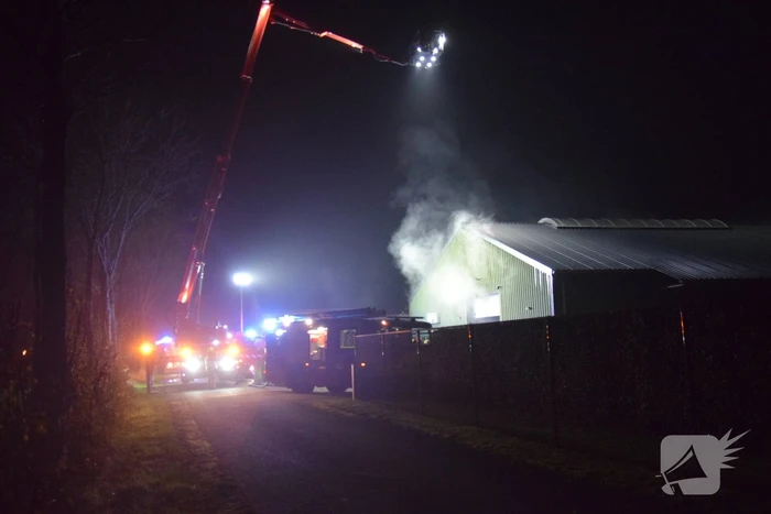 Flinke rookontwikkeling bij brand in bedrijfsloods