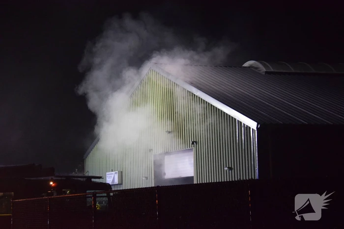 Flinke rookontwikkeling bij brand in bedrijfsloods