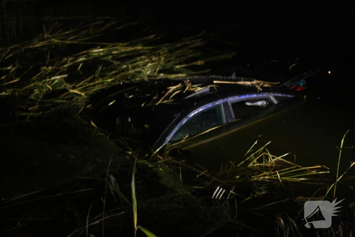 Mercedes compleet onderwater