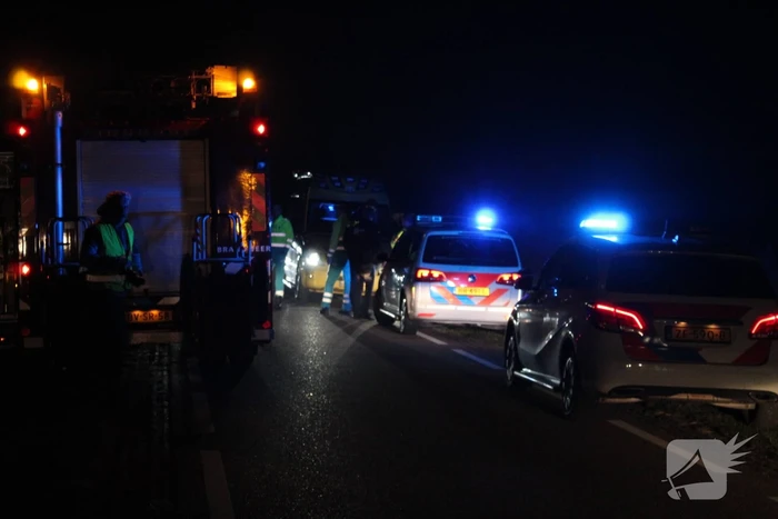 Mercedes compleet onderwater