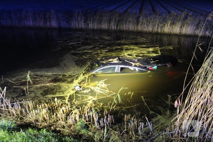 Mercedes compleet onderwater