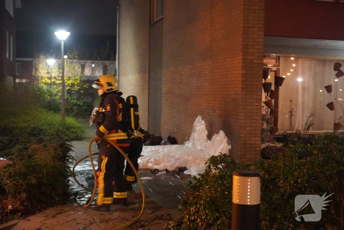 Oud papier tegen woning in brand gestoken