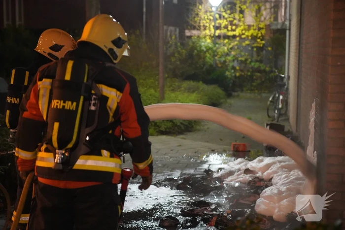 Oud papier tegen woning in brand gestoken