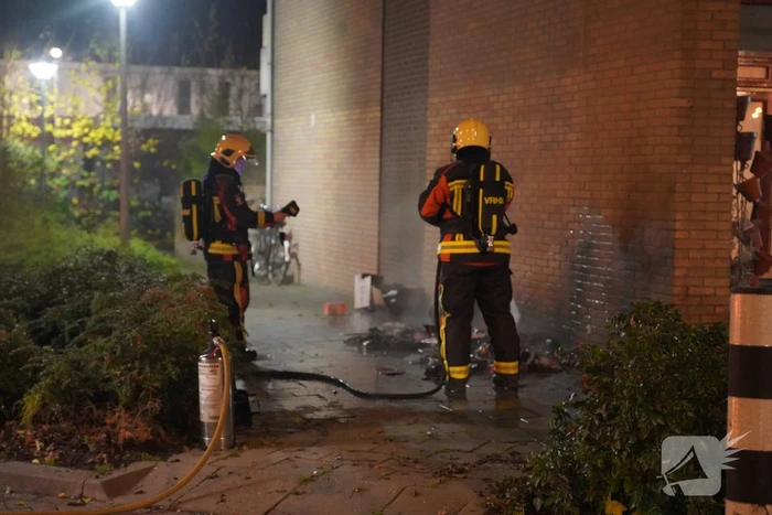 Oud papier tegen woning in brand gestoken