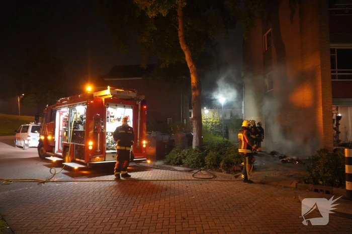Oud papier tegen woning in brand gestoken
