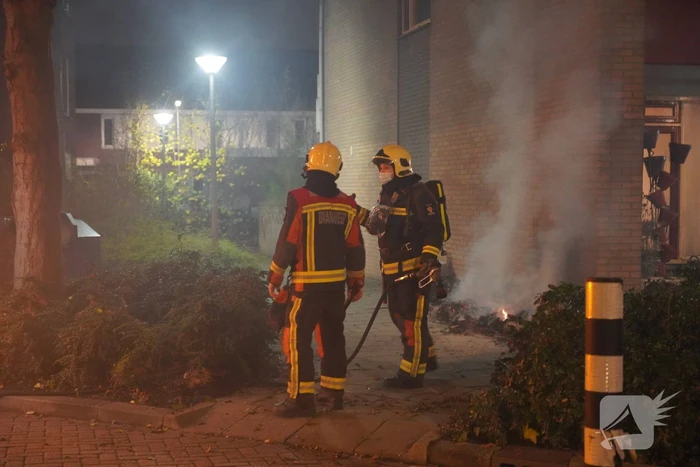 Oud papier tegen woning in brand gestoken