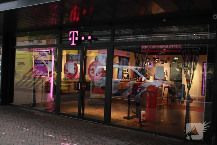 Politie aanwezig door overval op T-Mobile